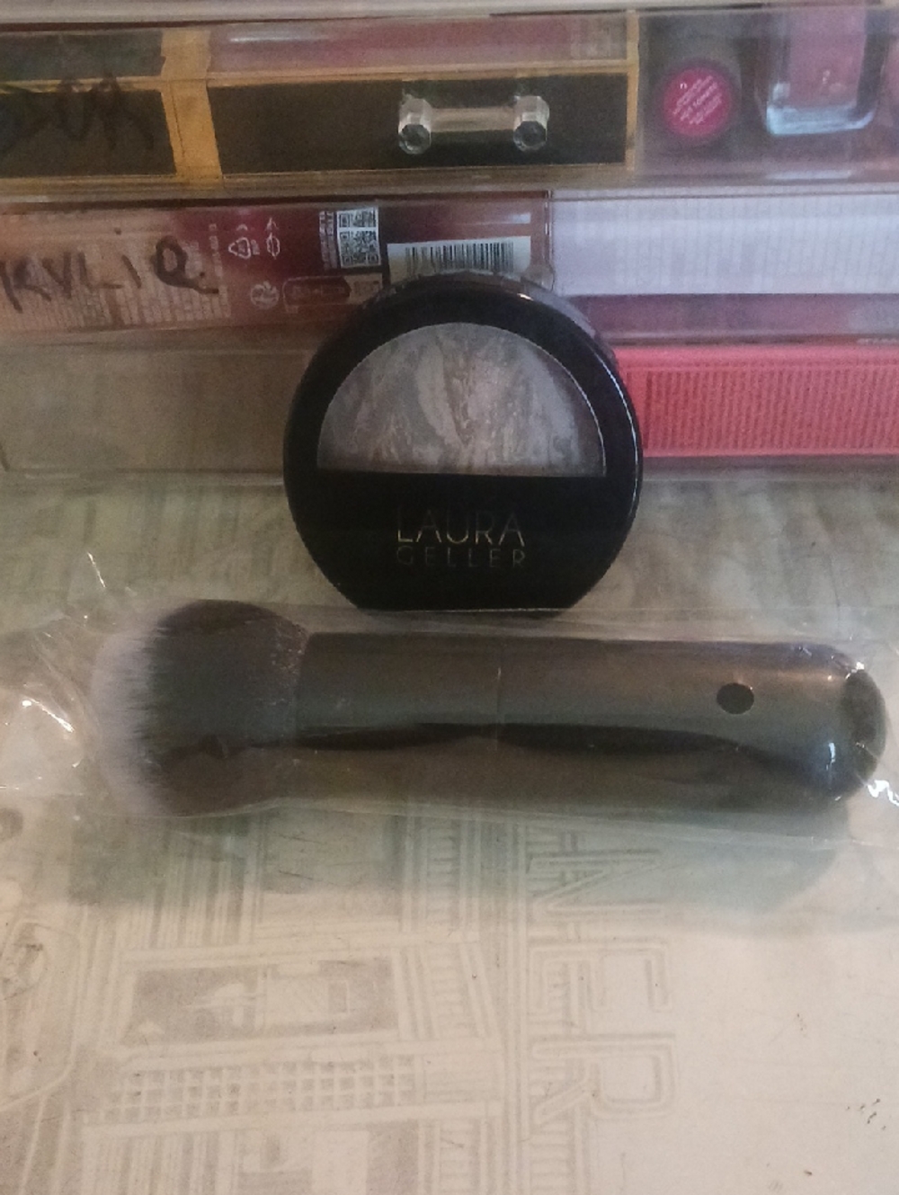 Laura Geller Baked Balance - N - Glow Foundation W/ Makeup Brush.